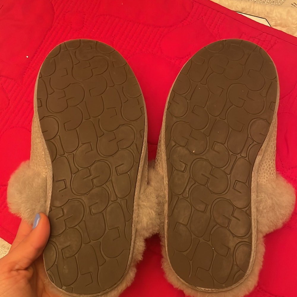 UGG Slippers - Picture 3 of 4